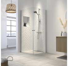 Moderne badkamer met douchecabine, kraan en stijlvolle accessoires