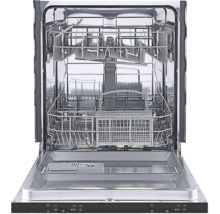 Open vaatwasser met rekken voor borden en bestek