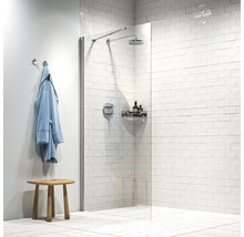 Lichte badkamer met douche, handdoekhaken, badjas en houten kruk