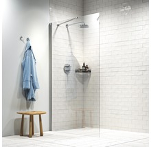 Moderne badkamer met glazen douchewand, handdoek, kruk en tegels