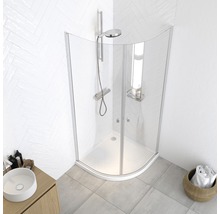 Hoekdouche met douchearmatuur en opbergruimte in een moderne badkamer