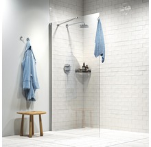 Moderne badkamer met glazen douchewand, armaturen en houten kruk