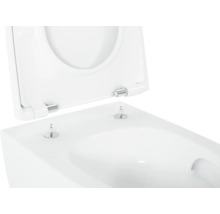 Detail van een wit toilet met open toiletdeksel