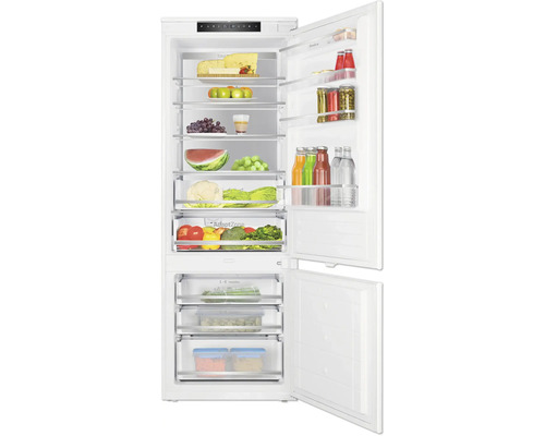 Amica inbouw koel-vriescombinatie met open deuren, glazen plateaus en groenteladen gevuld met levensmiddelen.