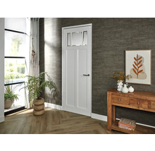 Binnendeur met glasopening, wit, in een lichte kamer met meubels en decoratie