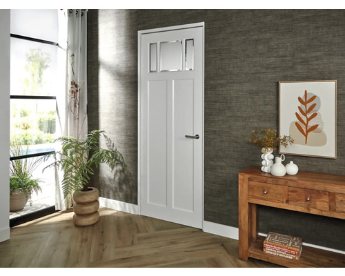 Binnendeur met glasopening, wit, in een lichte kamer met meubels en decoratie