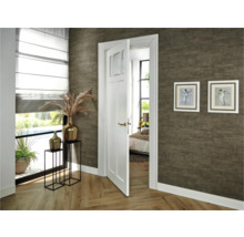 Interieurweergave met witte binnendeur, decoraties en raam met rolgordijn