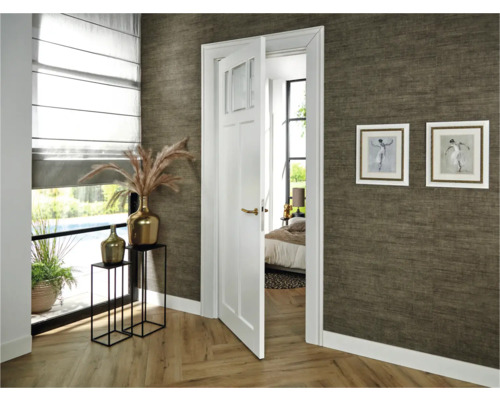 Interieurweergave met witte binnendeur, decoraties en raam met rolgordijn