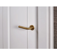 Deur met gouden deurklink