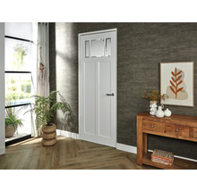 Lichte kamer met binnendeur met glazen inzet, console en kamerplanten voor een vriendelijke sfeer.