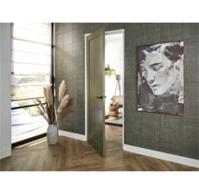 Interieur met open deur, wanddecoratie en decoratieve vaas op parketvloer