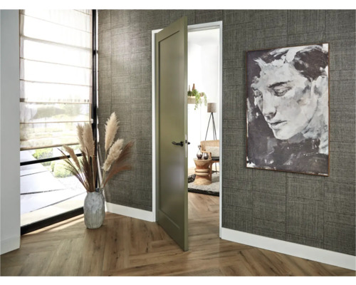 Interieur met open deur, wanddecoratie en decoratieve vaas op parketvloer