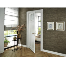 Interieurbeeld met witte binnendeur, decoratie en raam met rolgordijn