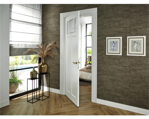 Interieurbeeld met witte binnendeur, decoratie en raam met rolgordijn