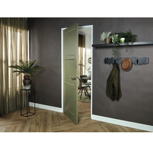 Interieurbeeld met deur, kapstok, plank en kamerplanten