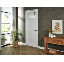 Witte binnendeur met glazen inzet in een stijlvolle kamer.