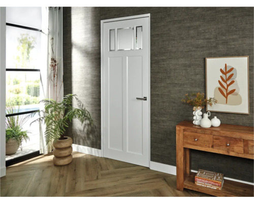 Witte binnendeur met glazen inzet in een stijlvolle kamer.