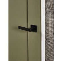 Close-up van een binnendeur met een zwarte deurklink