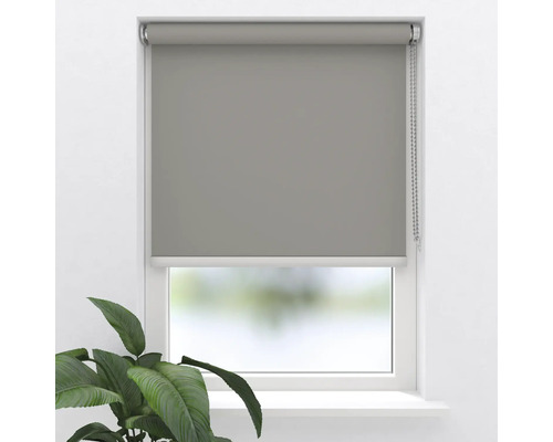 Grijs rolgordijn voor raam met bedieningsketting