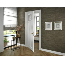 Interieur van een kamer met een gedeeltelijk geopende witte binnendeur, decoratie en twee ingelijste foto's aan de muur