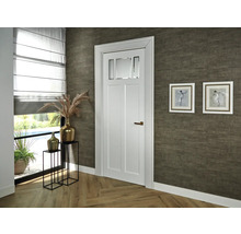 Interieurweergave met witte binnendeur met glazen panelen, gordijnen en wanddecoratie