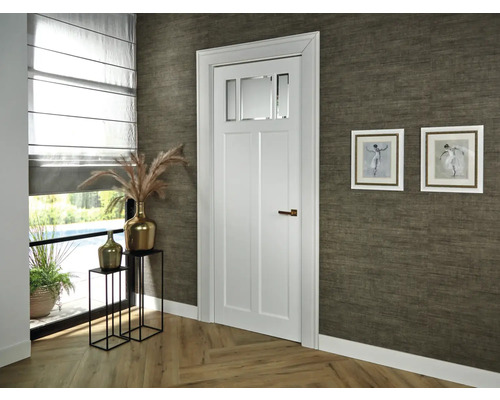 Interieurweergave met witte binnendeur met glazen panelen, gordijnen en wanddecoratie