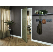 Uitnodigend interieur met open deur, plantendecoratie en kapstok