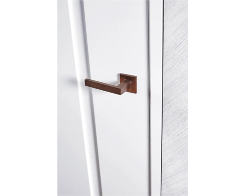 Witte deur met deurklink