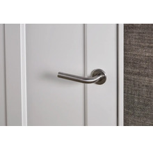 Roestvrijstalen deurklink op een witte deur