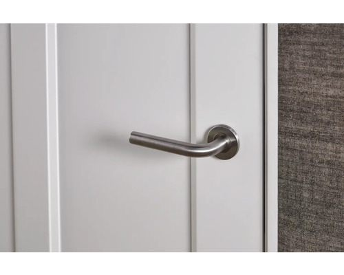 Roestvrijstalen deurklink op een witte deur