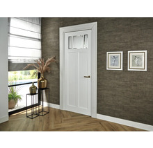 Interieur met witte binnendeur, raam met rolgordijn en decoratieve elementen.