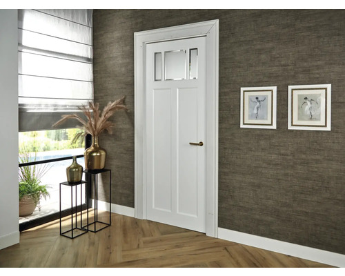 Interieur met witte binnendeur, raam met rolgordijn en decoratieve elementen.