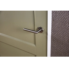 Deur met een metalen deurklink