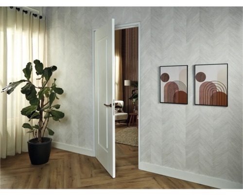 Lichte kamer met kamerplant, muurschilderingen en open deur