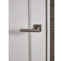 Metalen deurklink met vierkant rozet op een binnendeur