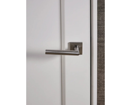 Metalen deurklink met vierkant rozet op een binnendeur