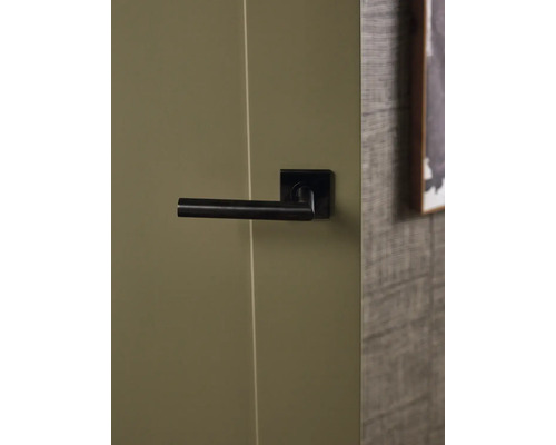 Zwarte deurklink met vierkante rozet op een deur