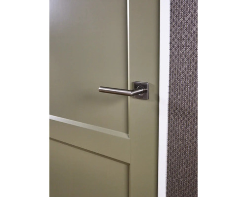 Detailopname van een binnendeur met deurklink