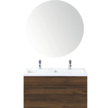 Wastafelmeubel met ronde spiegel, kranen en houten onderkast