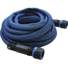 Opgerolde tuinslang met koppelingen