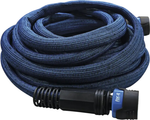 Opgerolde tuinslang met koppelingen