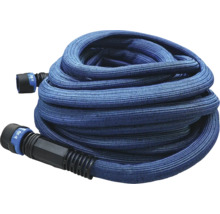 Opgerolde tuinslang met aansluitstukken