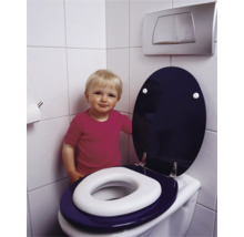 Scene met toiletzitting, toiletdeksel, toilettrainer en kind in een badkamer.