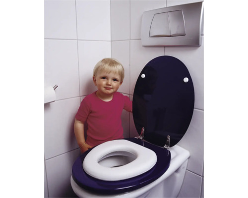 Scene met toiletzitting, toiletdeksel, toilettrainer en kind in een badkamer.