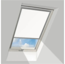 Rolgordijn voor dakraam in wit, gedeeltelijk gesloten op een dakraam met uitzicht op blauwe lucht.