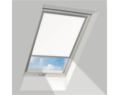 Rolgordijn voor dakraam in wit, gedeeltelijk gesloten op een dakraam met uitzicht op blauwe lucht.