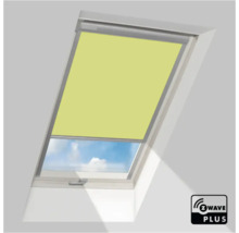 Lichtgroen rolgordijn voor een dakraam, gedeeltelijk gesloten, Z-Wave Plus Logo.