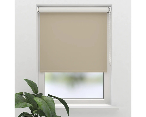 Beige rolgordijn met kettingbediening in een witte raamkozijn.