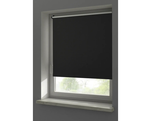 Close-up van een raam met een zwart rolgordijn.