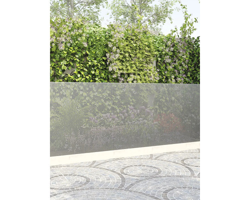 Pergola met klimplanten en metalen privacyscherm